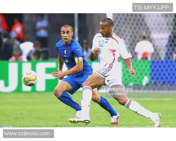 现役22号足球明星的传奇之路与场上精彩瞬间回顾 现役22号足球明星的传奇之路与场上精彩瞬间回顾